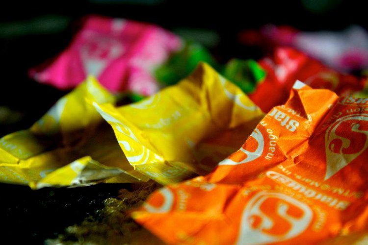 Девушка пять лет собирала обертки Starburst и пошила из них платье Девушка пять лет собирала обертки Starburst и пошила из них платье