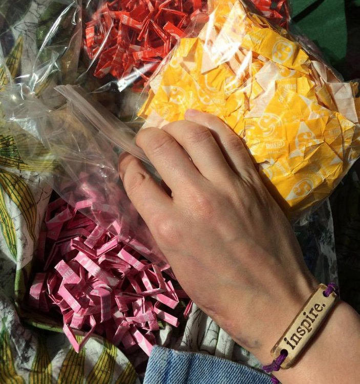 Девушка пять лет собирала обертки Starburst и пошила из них платье Девушка пять лет собирала обертки Starburst и пошила из них платье