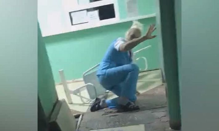 Шокирующее видео из травмпункта в Омске с неадекватной медсестрой Шокирующее видео из травмпункта в Омске с неадекватной медсестрой