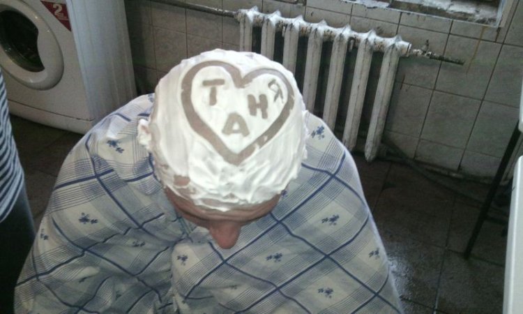 Колхозная романтика: самые нелепые фото признаний в любви Колхозная романтика: самые нелепые фото признаний в любви