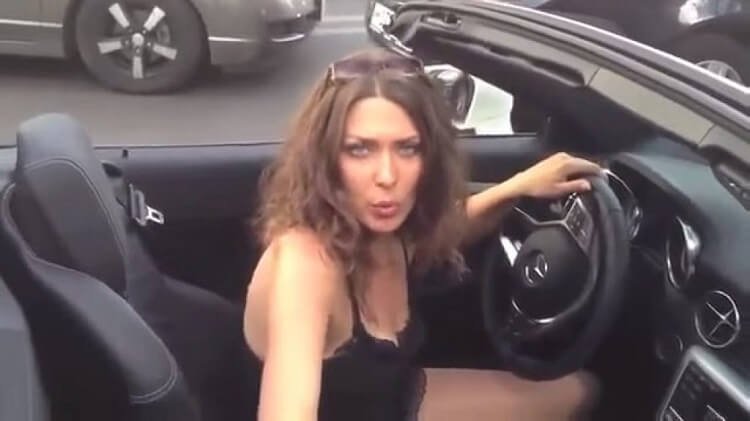 Дамочка не убрала за своей собакой и получила по заслугам! Месть прохожих не заставила долго ждать (видео) 18+ Дамочка не убрала за своей собакой и получила по заслугам! Месть прохожих не заставила долго ждать (видео) 18+
