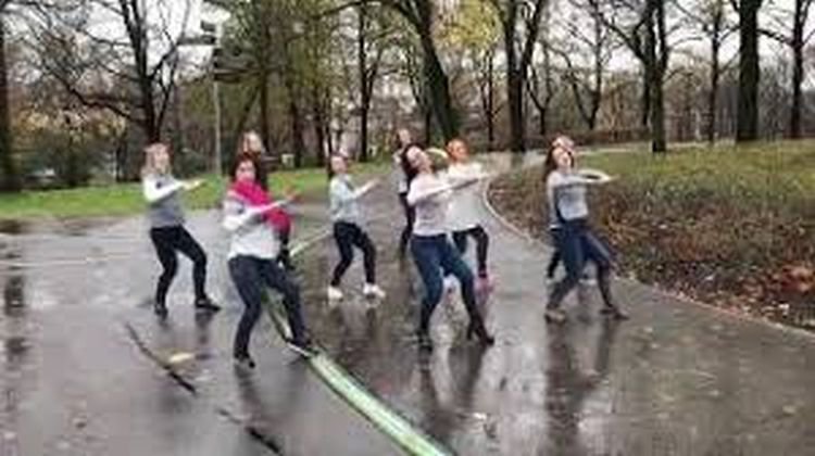 Мамочки зажигательно танцуют под дождем! Отличное настроение гарантировано! (видео) Мамочки зажигательно танцуют под дождем! Отличное настроение гарантировано! (видео)