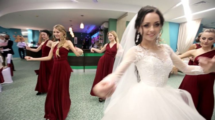 Невеста подарила жениху великолепный танец на свадьбе! (видео) Невеста подарила жениху великолепный танец на свадьбе! (видео)