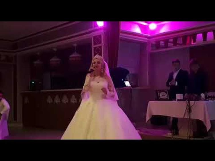 Невеста великолепно спела песню «Мама, мамочка» на собственной свадьбе! Трогательно! (видео) Невеста великолепно спела песню «Мама, мамочка» на собственной свадьбе! Трогательно! (видео)