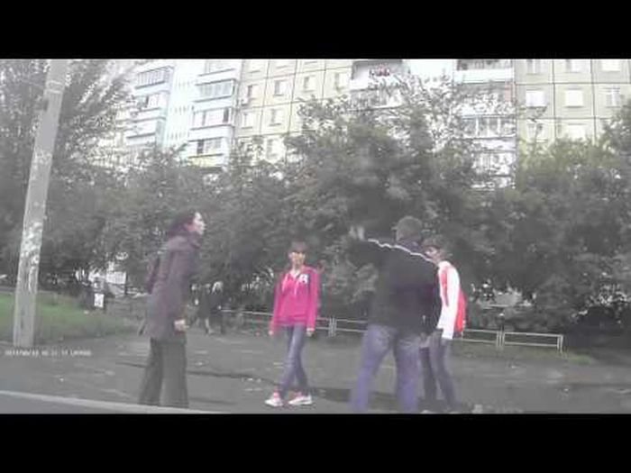 Парень приставал к девушке на улице! То, что сделала проходящая девушка, ВОСХИТИТ вас! (видео) Парень приставал к девушке на улице! То, что сделала проходящая девушка, ВОСХИТИТ вас! (видео)