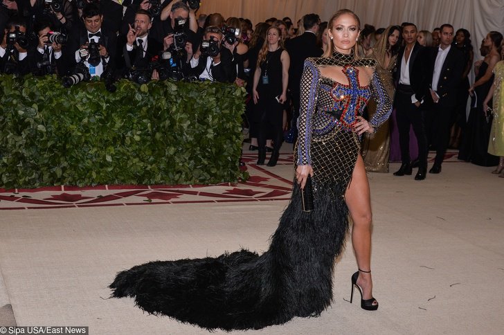 15 фото нереальных нарядов знаменитостей с Met Gala 2018, глядя на которые понимаешь, что мода еще способна удивлять 15 фото нереальных нарядов знаменитостей с Met Gala 2018, глядя на которые понимаешь, что мода еще способна удивлять