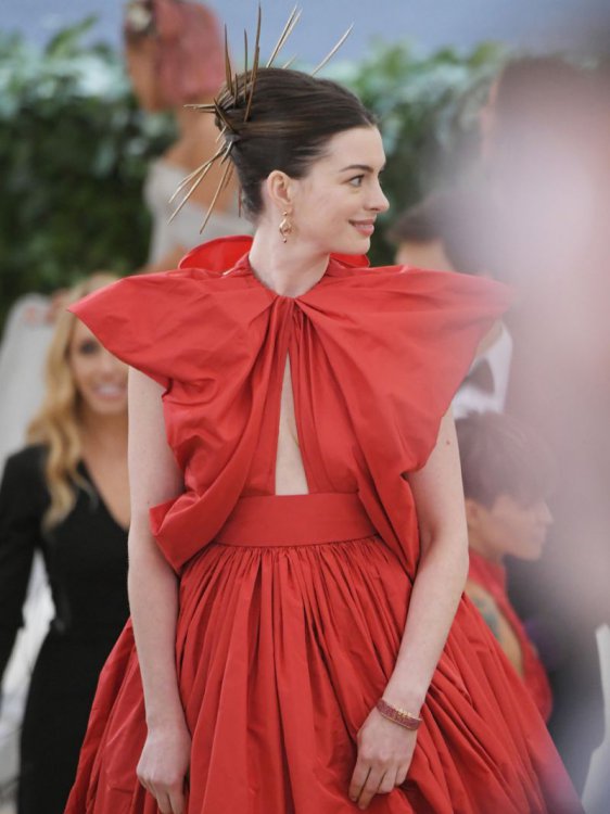 15 фото нереальных нарядов знаменитостей с Met Gala 2018, глядя на которые понимаешь, что мода еще способна удивлять 15 фото нереальных нарядов знаменитостей с Met Gala 2018, глядя на которые понимаешь, что мода еще способна удивлять