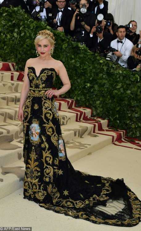 15 фото нереальных нарядов знаменитостей с Met Gala 2018, глядя на которые понимаешь, что мода еще способна удивлять 15 фото нереальных нарядов знаменитостей с Met Gala 2018, глядя на которые понимаешь, что мода еще способна удивлять
