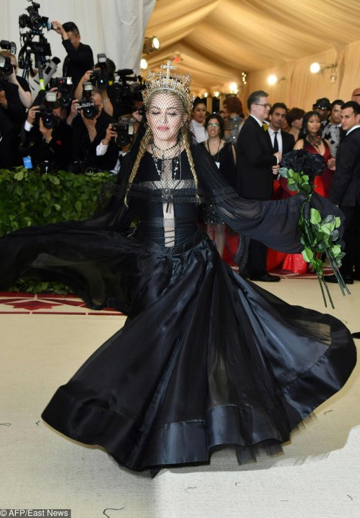 15 фото нереальных нарядов знаменитостей с Met Gala 2018, глядя на которые понимаешь, что мода еще способна удивлять 15 фото нереальных нарядов знаменитостей с Met Gala 2018, глядя на которые понимаешь, что мода еще способна удивлять