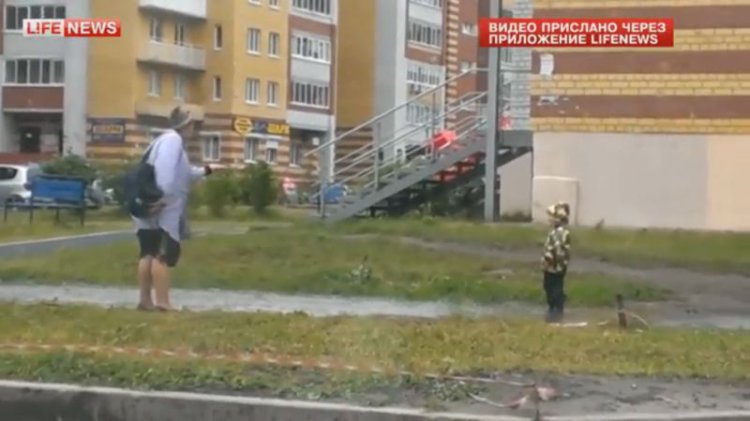 Бабушка с внуком гуляли, а тут лужа. Давно я так не смеялась! (видео) Бабушка с внуком гуляли, а тут лужа. Давно я так не смеялась! (видео)
