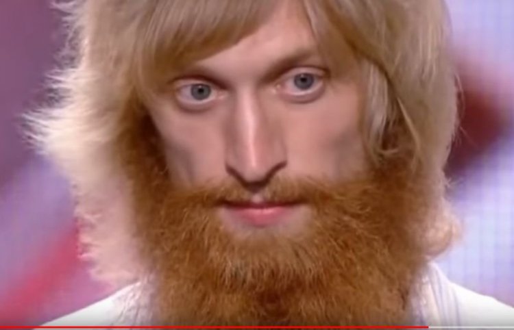 Чудаковатый мужик сразил всех своим исполнением! Чудаковатый мужик сразил всех своим исполнением!