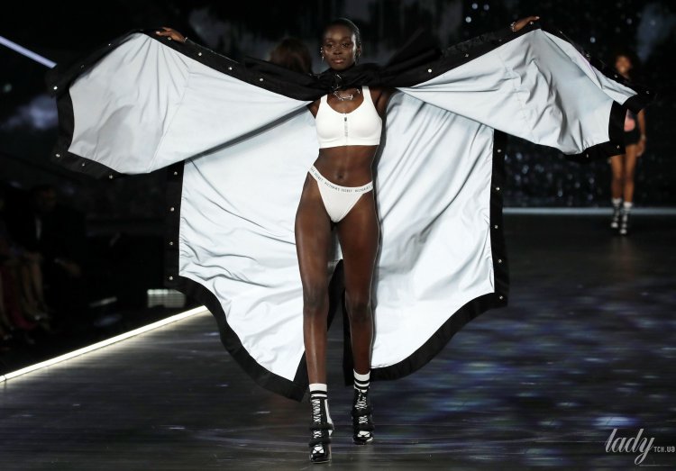 Состоялось самое яркое шоу нижнего белья Victoria’s Secret Fashion Show 2018 (фото и видео) Состоялось самое яркое шоу нижнего белья Victoria’s Secret Fashion Show 2018 (фото и видео)
