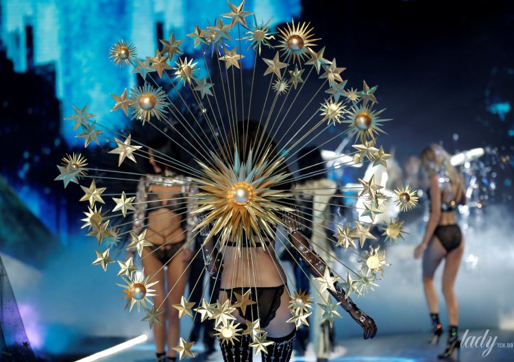 Состоялось самое яркое шоу нижнего белья Victoria’s Secret Fashion Show 2018 (фото и видео) Состоялось самое яркое шоу нижнего белья Victoria’s Secret Fashion Show 2018 (фото и видео)