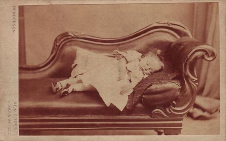 Впечатлительным не смотреть: Почему нельзя фотографировать и снимать на видео спящих Впечатлительным не смотреть: Почему нельзя фотографировать и снимать на видео спящих