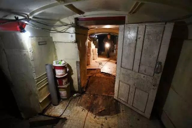 Подземное убежище, созданное из 42 школьных автобусов Подземное убежище, созданное из 42 школьных автобусов