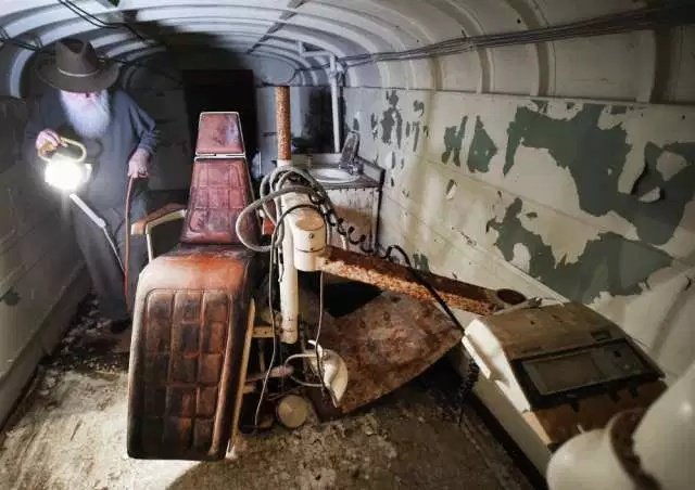 Подземное убежище, созданное из 42 школьных автобусов Подземное убежище, созданное из 42 школьных автобусов