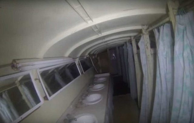 Подземное убежище, созданное из 42 школьных автобусов Подземное убежище, созданное из 42 школьных автобусов