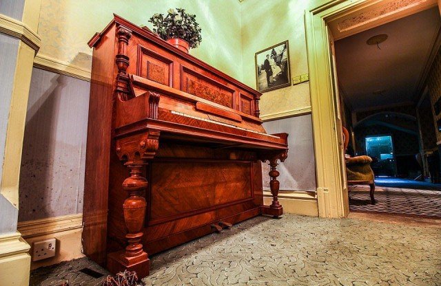Таинственный 150-летний особняк, оставленный людьми более десяти лет назад, практически нетронут Таинственный 150-летний особняк, оставленный людьми более десяти лет назад, практически нетронут